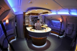 Emirates_Airbus_A380-861_onboard_bar_Iwelumo